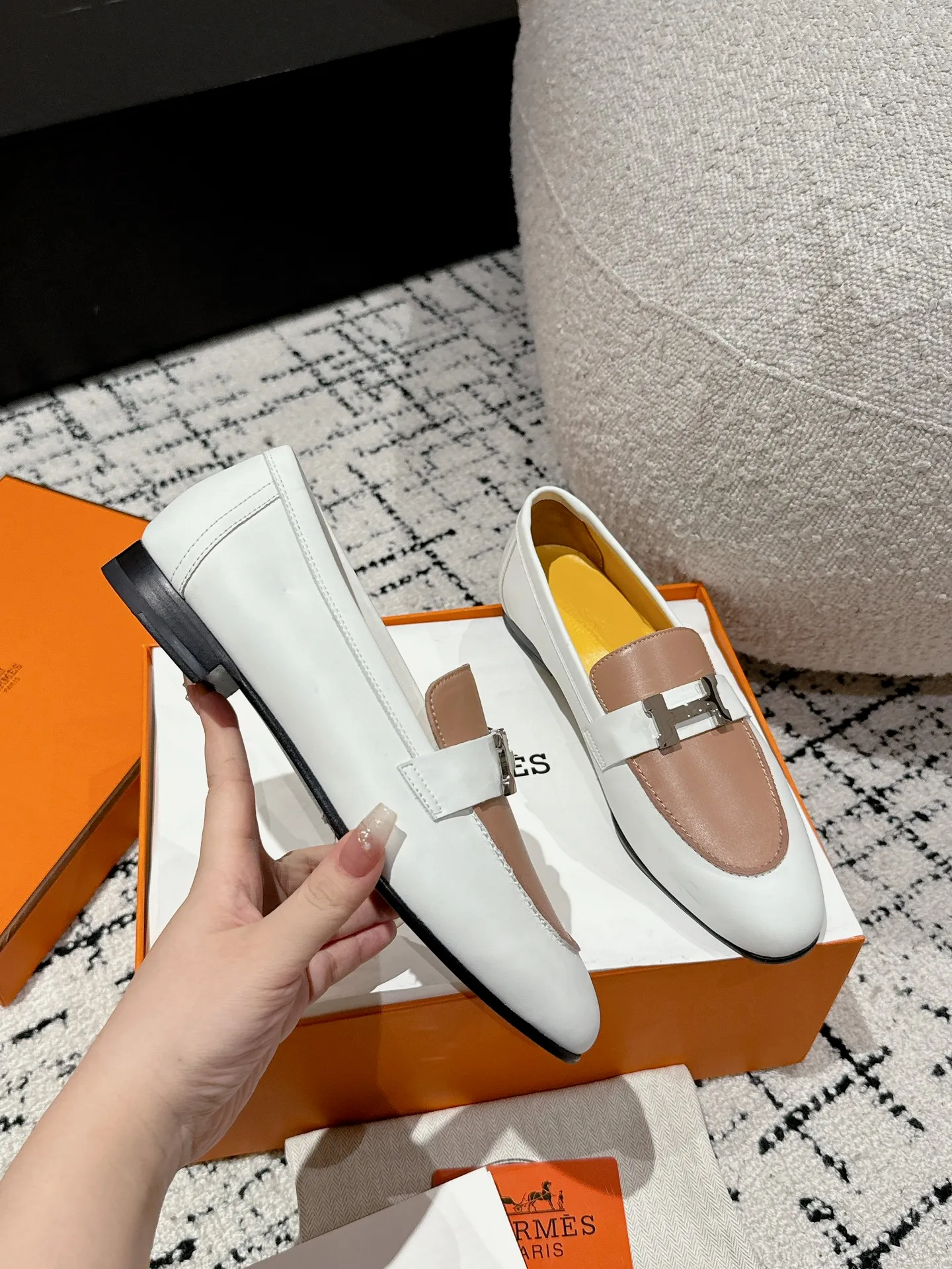 👟👟Ex-factory price 720👟👟 (top version) Hermes/25ss classic model is undoubtedly the leader in luxury goods. Every single product is very popular‼ ️Although the styles are few, they are more refined and more classic. They never go out of style. They are a brand that maintains and appreciates value. It is rare to have such a reputation in consumer goods sincerely! This pair of shoes is a classic style of this brand. It is decorated with metal buckles exclusive to Hermès. It is a classic that has become more and more beautiful over the course of history. We will bring out some goods from the channel in small quantities! The leather feels very, very soft and feels like baby skin! Feel the luxury! Supplies are huge! ✔️Material: imported sheepskin upper ✔️Inner lining/foot pads: imported sheepskin ✔️Outsole: genuine leather ➕tpu bottom ⚠️ ✔️Size: 35/36/37/38/39 (40/41/42 can be ordered)